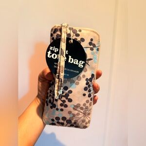 NWT Zip Out The Tote Bag Foldable Travel Convenient